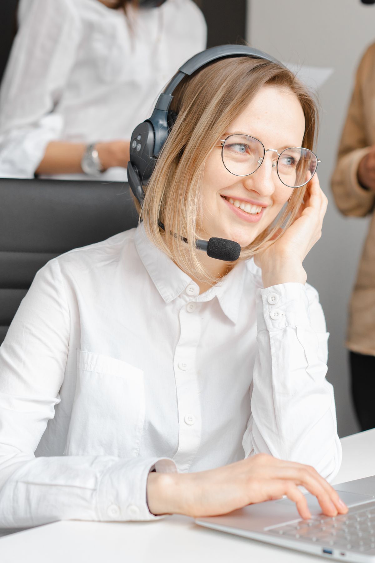 Support agent with a headset helping a customer